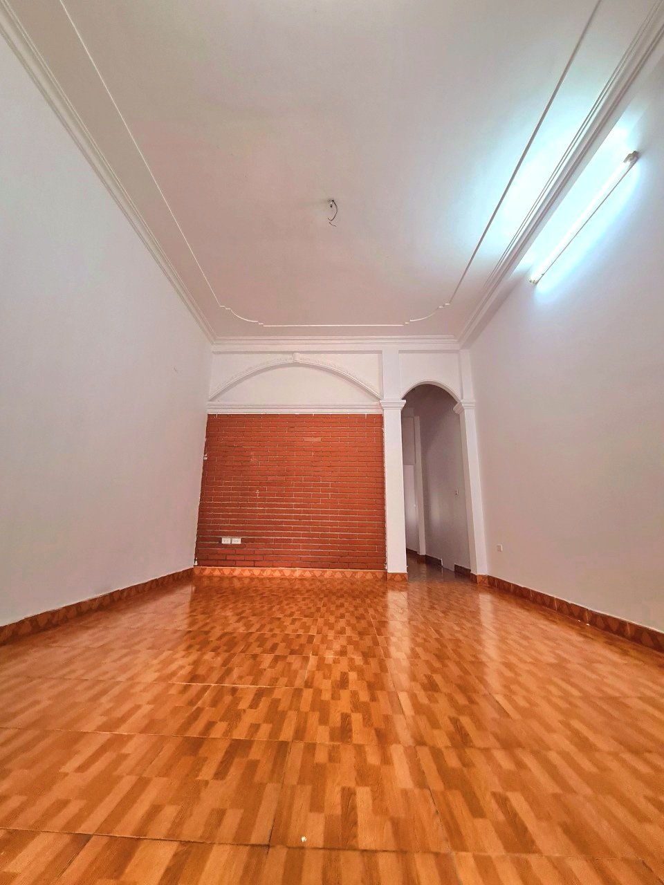 Cho thuê nguyên căn ngọc Thụy, ô tô ngủ trong nhà, KD. 150m giá 8.5tr.