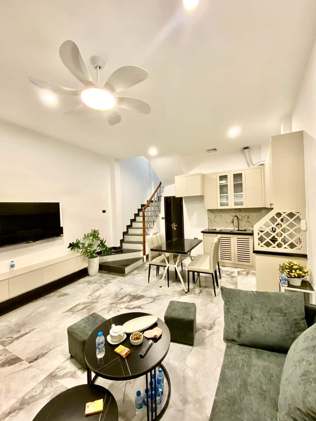 Bán nhà Đặng Văn Ngữ, 37m2 x 5T x 4.9 tỷ - NGÕ THÔNG - Ô TÔ CÁCH 20M.