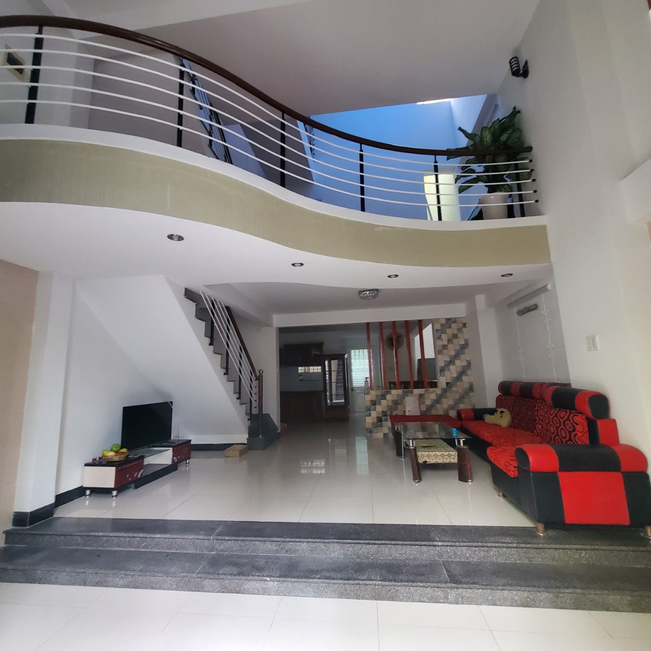 Cho thuê nhà 2,5 tầng kiệt oto TIỂU LA - Hoà Cường Bắc gần Núi Thành, kiệt vào oto 7m gần đường chính.