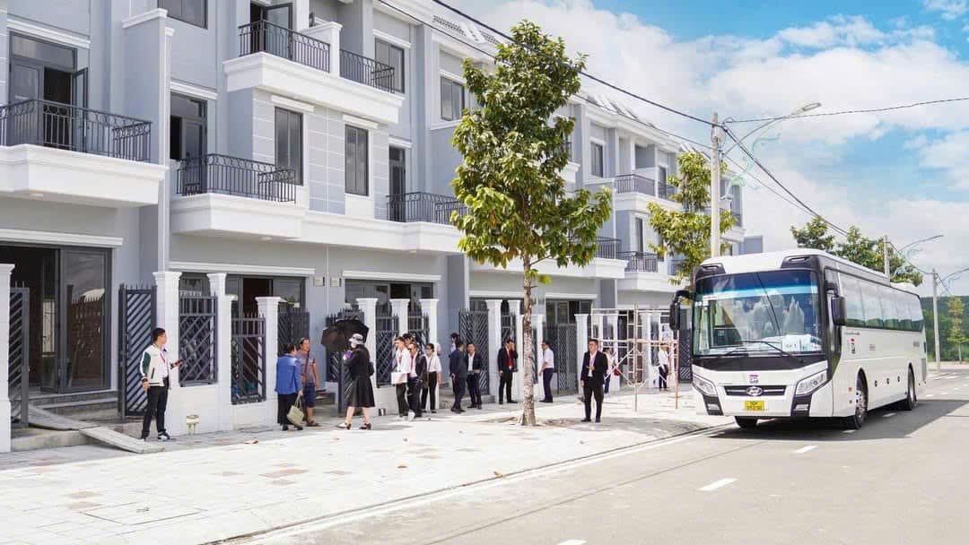 Bán nhà phố 2 lầu 1 trệt, thanh toán 1 tỷ nhận nhà sủ dụng ngay. diện tích 5x26.