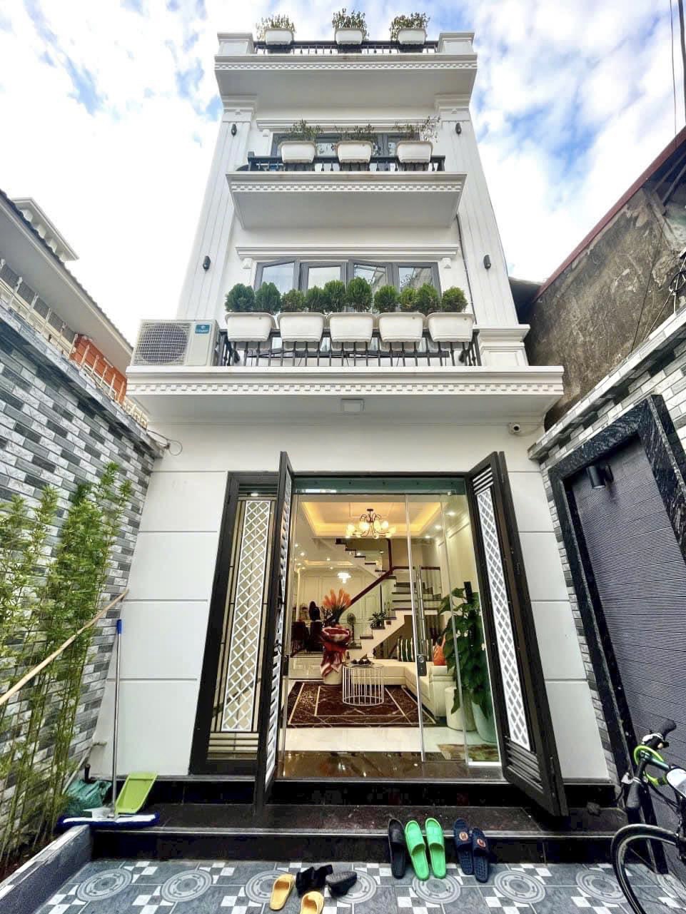 NHÀ SÂN CỔNG RIÊNG BIỆT ĐẸP LUNG LINH TẠI PHỐ HỒ SEN