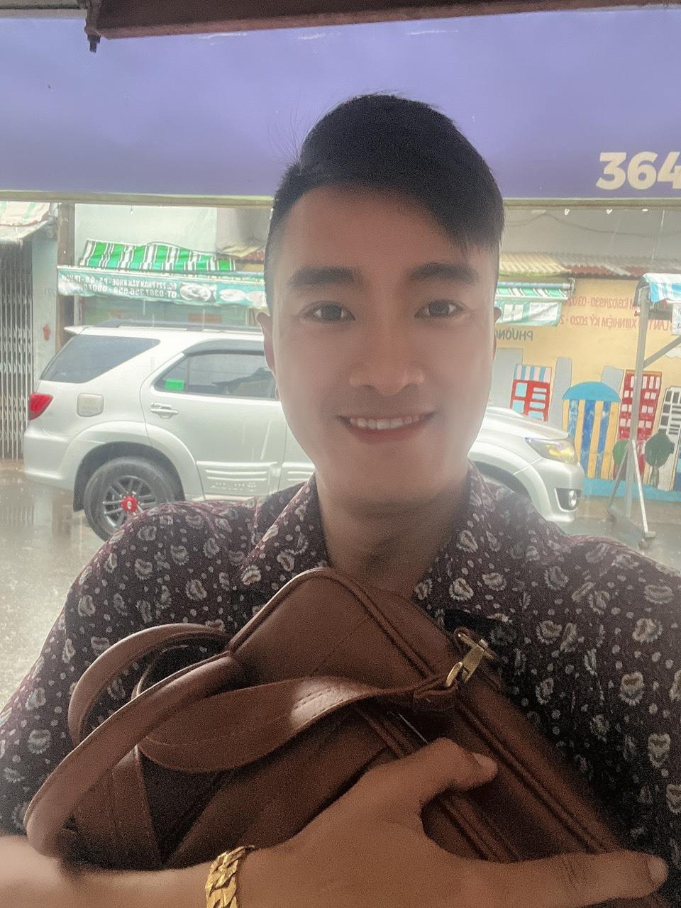 Tay ôm cặp sách tò tò, Tưởng đâu thứ dữ ai ngờ cò con.