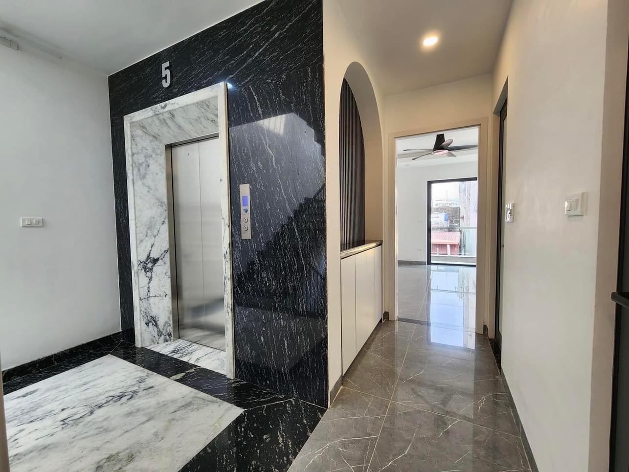 Đố ai tìm được căn nhà 8T mặt phố Cầu Giấy nào rẻ hơn, 197m2, 58 tỷ