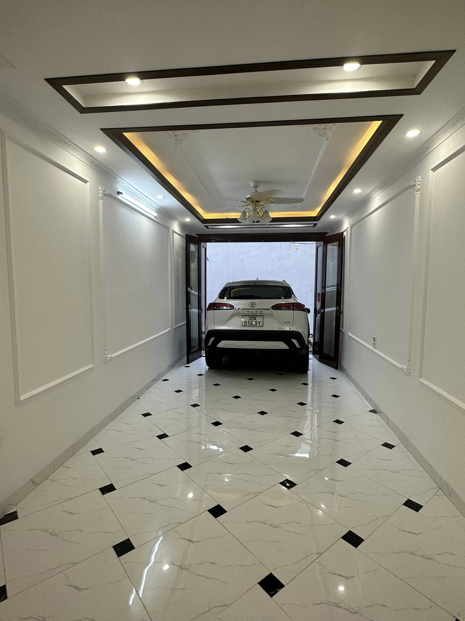 Chưa đến 150tr/m2 có ngay nhà thang may ô tô vào nhà - sổ vuông phân lô Cổ Nhuế BTL