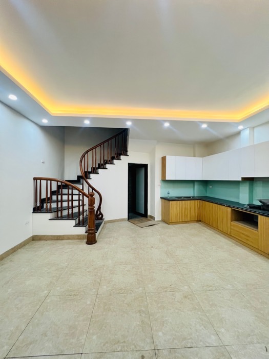 Bán nhà đẹp, mới kính koong, ô tô đỗ cổng, Nguyễn Sơn, 36M, 4.6x tỷ