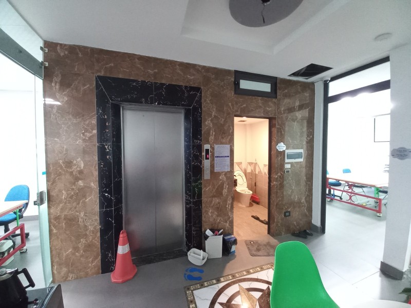 BÁT KHỐI TÒA NHÀ VĂN PHÒNG 6 TẦNG THANG MÁY, THIẾT BỊ THÔNG MINH 100% NHẬP KHẨU, Ô TÔ 3 CON TRONG NHÀ