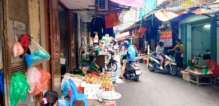 CẦN BÁN NHÀ MẶT NGÕ CHỢ KINH DOANH BUÔN BÁN - DT SỬ DỤNG :70M2 - GỒM 1 P KHÁCH + 2 P NGỦ + 1 P BẾP + 1 WC GIÁ: 2.35 TỶ