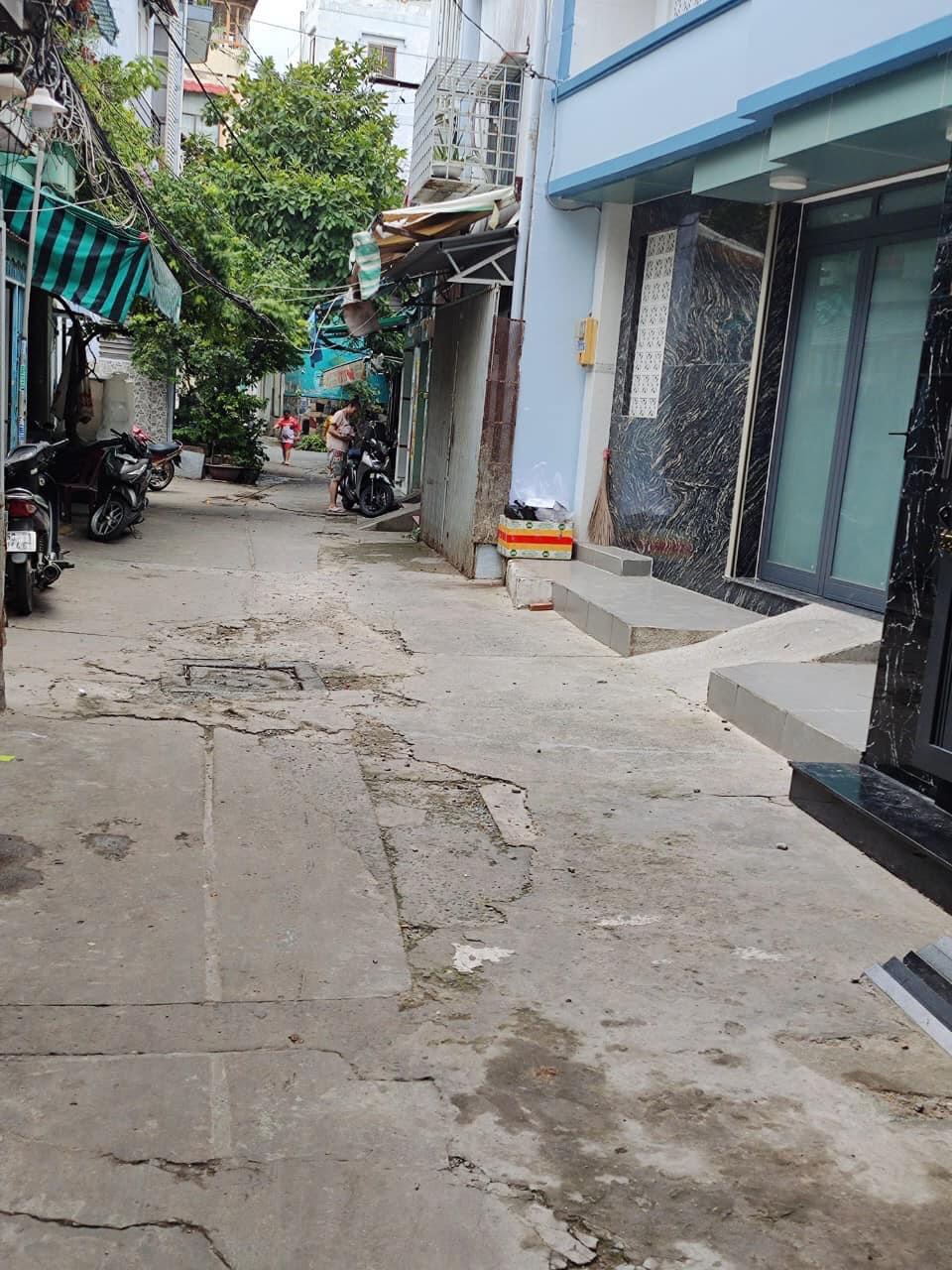 VÀI BƯỚC RA HXH - NHÀ ĐẸP - NỘI THẤT TỐT - 3 TẦNG KIÊN CỐ.