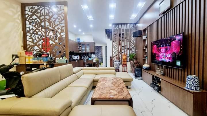 NHÀ ĐẸP VỊ TRÍ ĐẸP GẦN NGÃ TƯ CHỢ MƠ QUẬN HAI BÀ TRƯNG GẦN ÔTÔ GẦN PHỐ MINH KHAI DT:55M2 5 TẦNG MT:5.9M 5 PHÒNG NGỦ