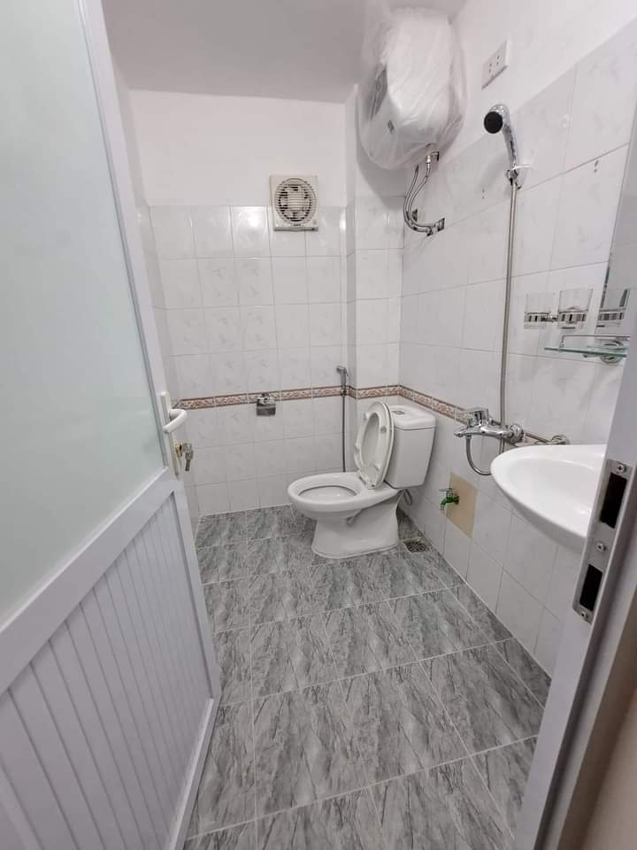 Bán nhà siêu đẹp ngõ Lương Ngọc Quyến, Văn Quán, Hà Đông. Diện tích: 45m² Mjaf xây: 3 tầng Mặt tiền: 3.3m Giá: 4.85 tỷ.