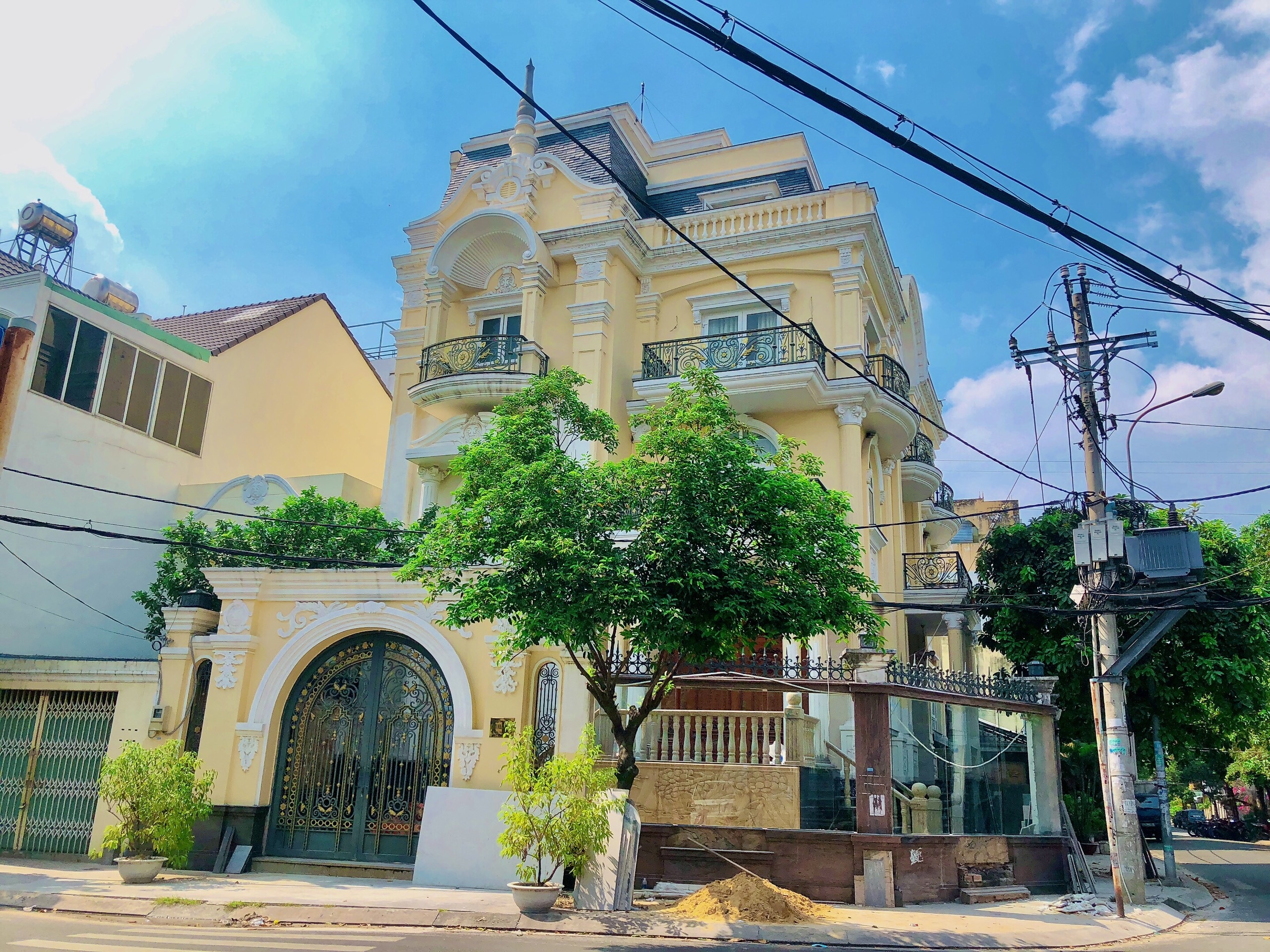 Bán biệt thự mặt tiền Phường Tân Sơn Nhì,DT:14x20m đúc 4 lầu nội thất cao cấp giá 58 tỷ