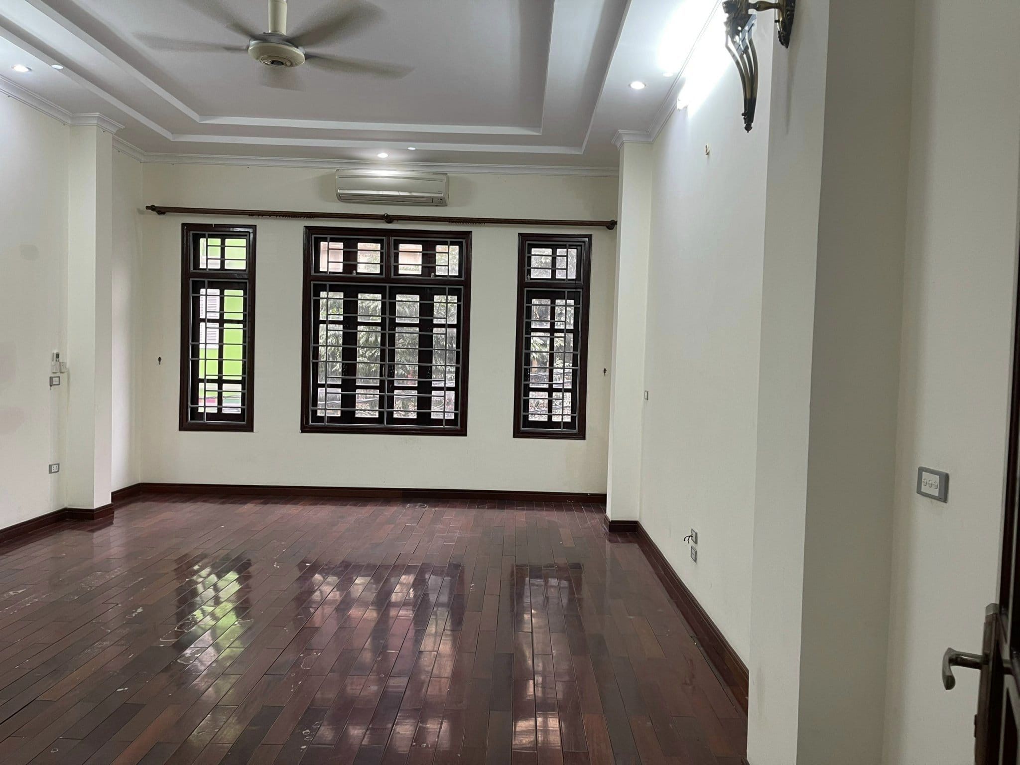 Bán nhà mặt ngõ 168 Nguyễn Xiển 63m2 5 tầng giá 17.5 tỷ, ngõ 3 ô tô tránh