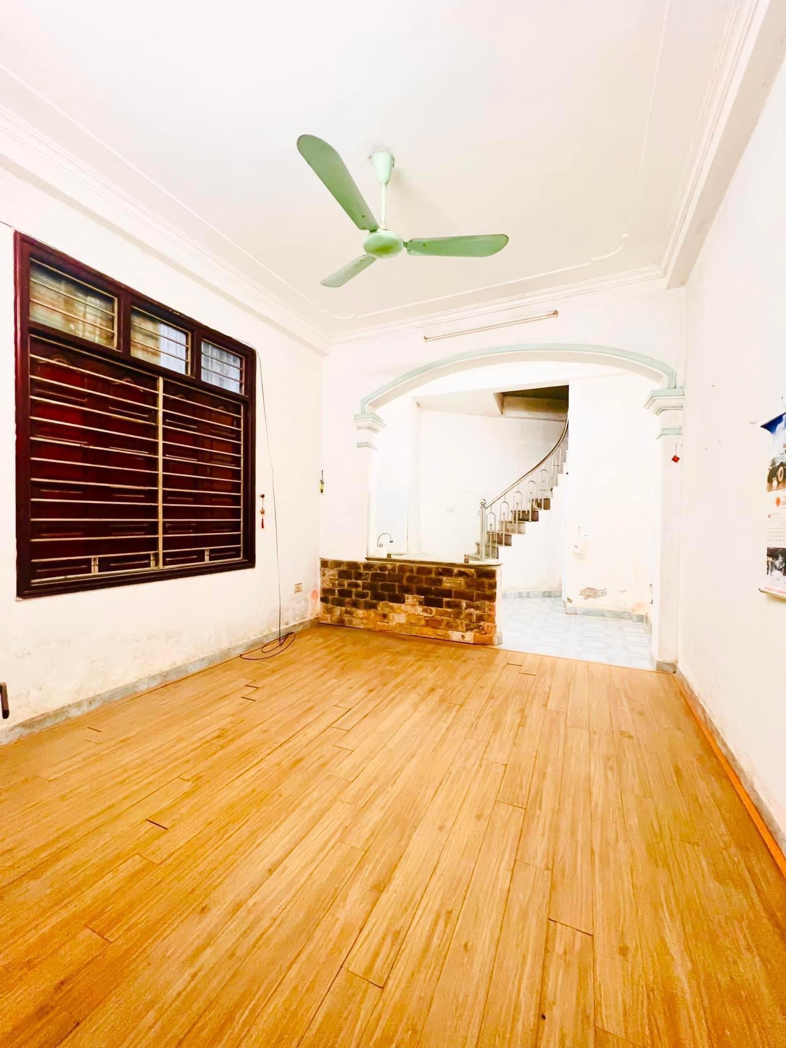 BÁN NHÀ NGÕ TRẠI CÁ PHỐ TRƯƠNG ĐỊNH QUẬN HAI BÀ TRƯNG - 35M 3 TẦNG MT 3.5M - CHỈ 2.45 TỶ SĐCC NHÀ RỘNG NGÕ NÔNG 30M RA MẶT PHỐ