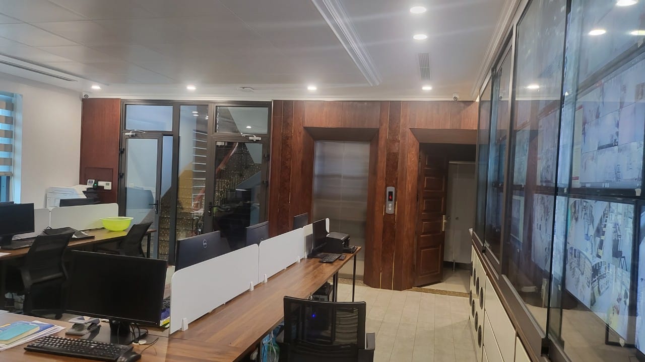 Bán tòa nhà mới xây ngõ 38 phố Yên Lãng, lô góc, vỉa hè, ô tô, DT 80m2 x 8 tầng thang máy , MT8m. 28 tỷ.