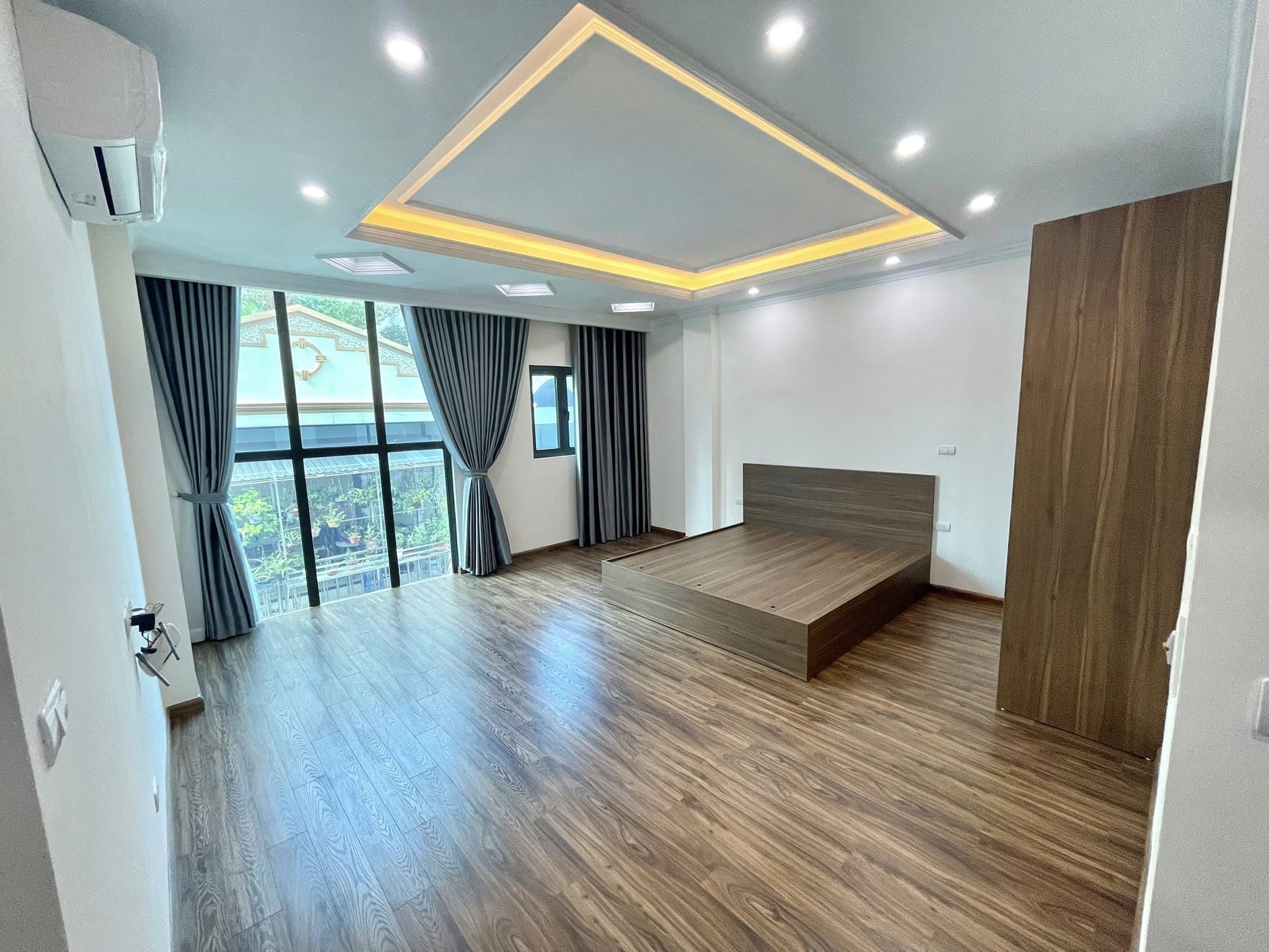 Bán tòa 9 tầng thang máy phố Hoàng Quốc Việt, Cầu Giấy, sổ phân lô, 90m, MT 8m, 32 tỷ.