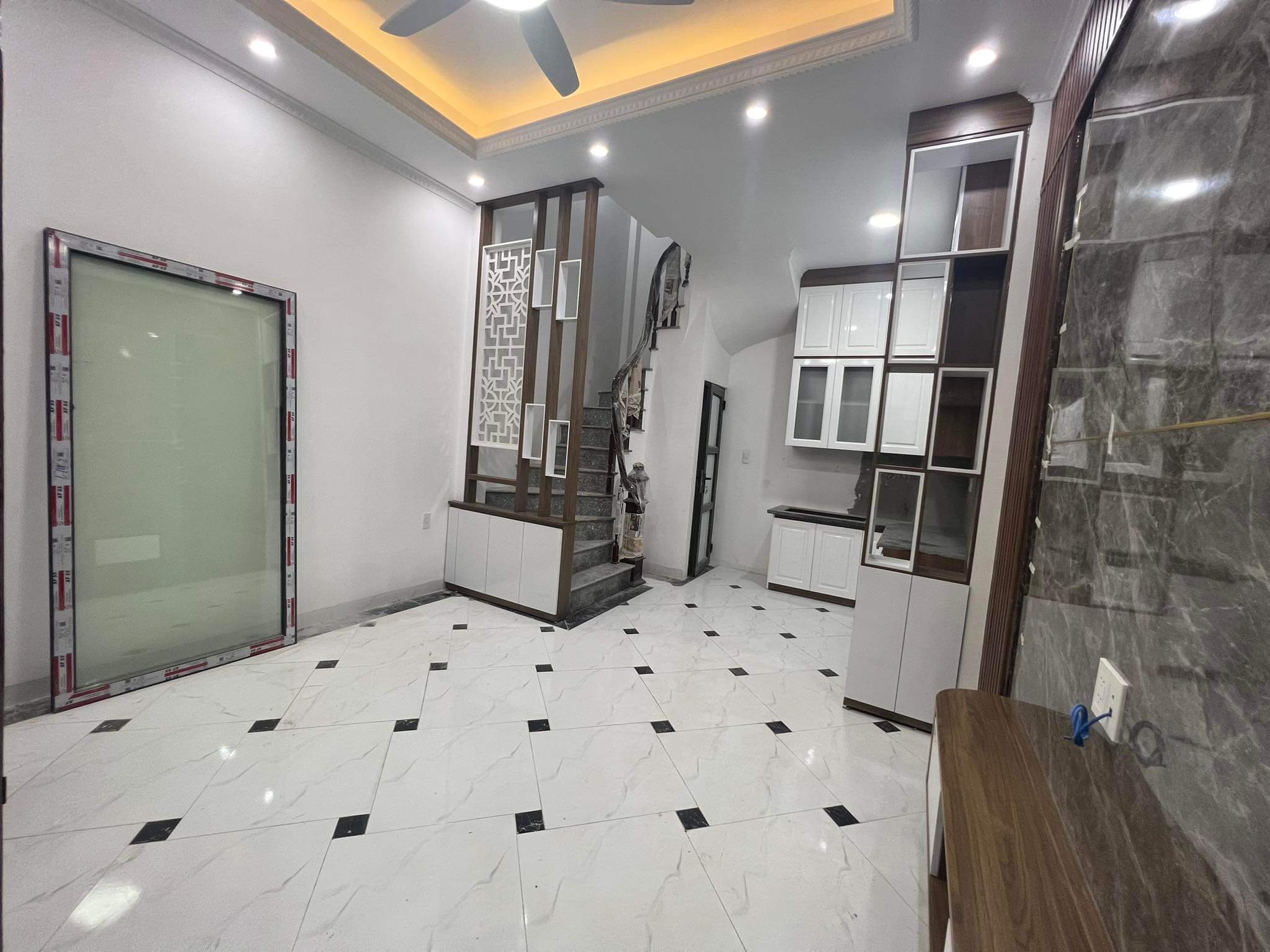 H19 BÁN NHÀ HÀNG XÓM HỒ PHÚ DIỄN 30M CAO 5 TẦNG , 30M RA Ô TÔ GIÁ 3 TỶ NHỈNH