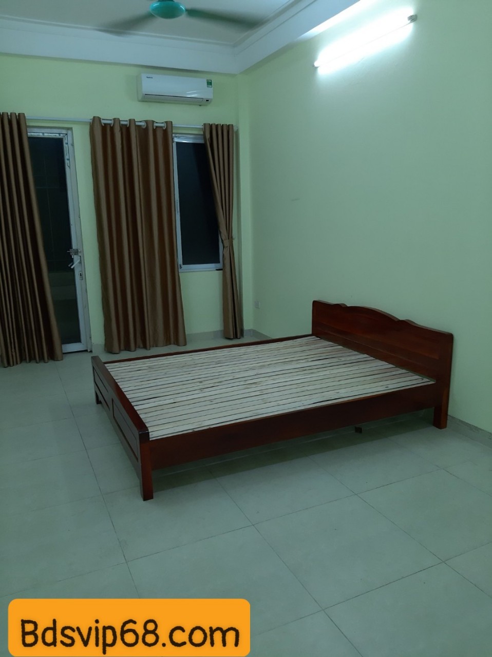 Cần cho thuê căn hộ khép kín tại mặt phố chia lô gần ngay đường Tố Hữu, liền kề Galaxy Vạn Phúc, 30m2 đủ đồ, giá chỉ 4 triệu.