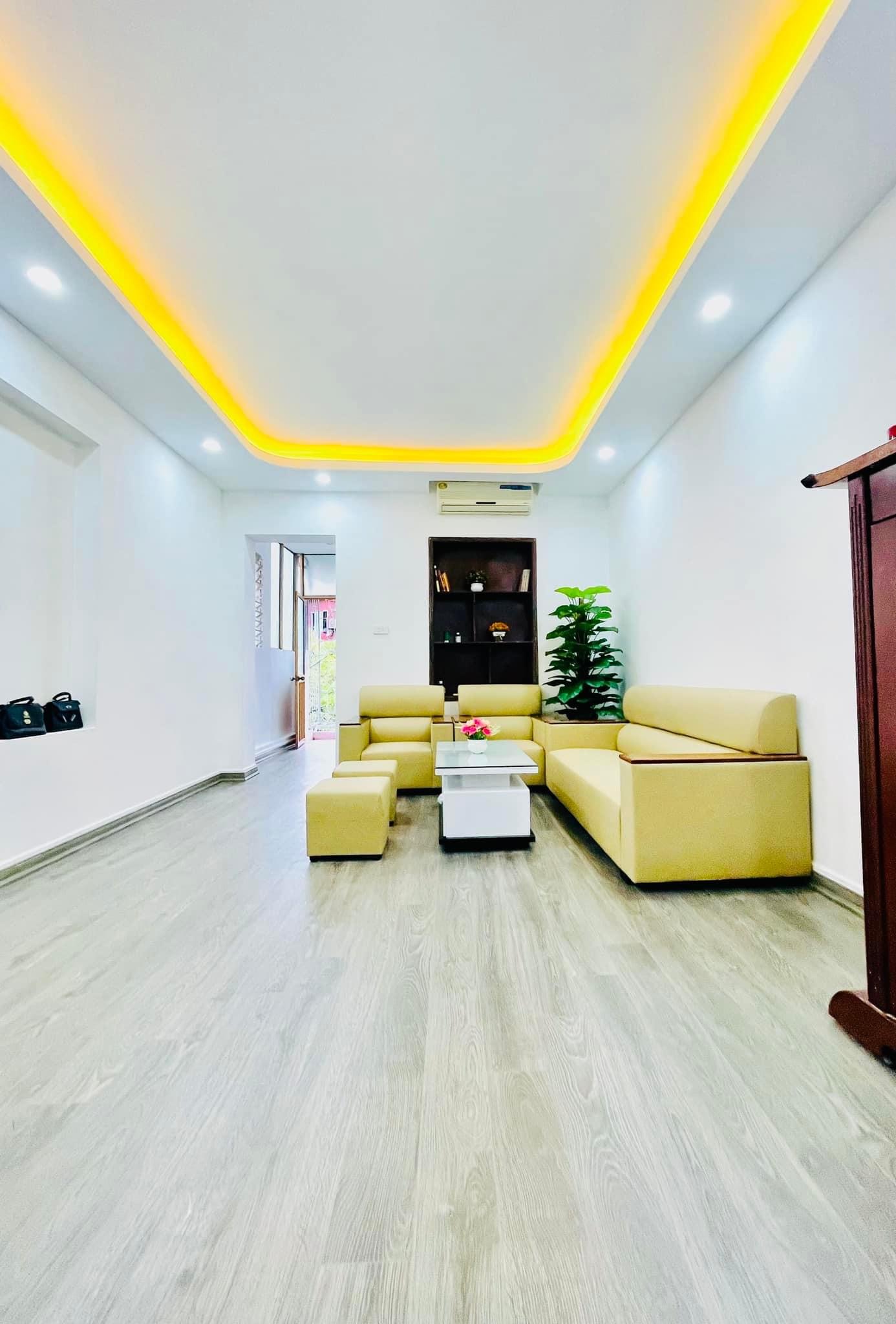 BÁN NHÀ TẬP THỂ 128C ĐẠI LA QUẬN HAI BÀ TRƯNG - 55M 2PN - NHỈNH 1 TỶ SĐCC OTO ĐỖ CHÂN CẦU THANG NHÀ ĐẸP FULL NỘI THẤT
