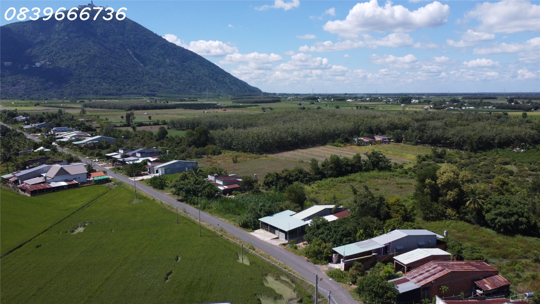 Nhà Mặt Tiền Giá Rẻ - Tặng Kèm Xe Máy và Máy Lạnh Tủ Lạnh