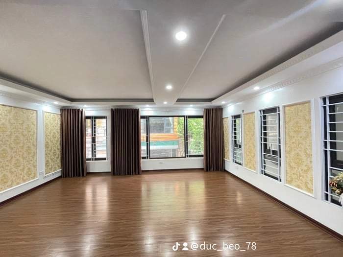 H32 (D435) Cần Bán Nhà Phân Lô Có Gara oto , Có Thang Máy- Hoàng Đạo Thành, Giá 12 Tỷ Nhỉnh