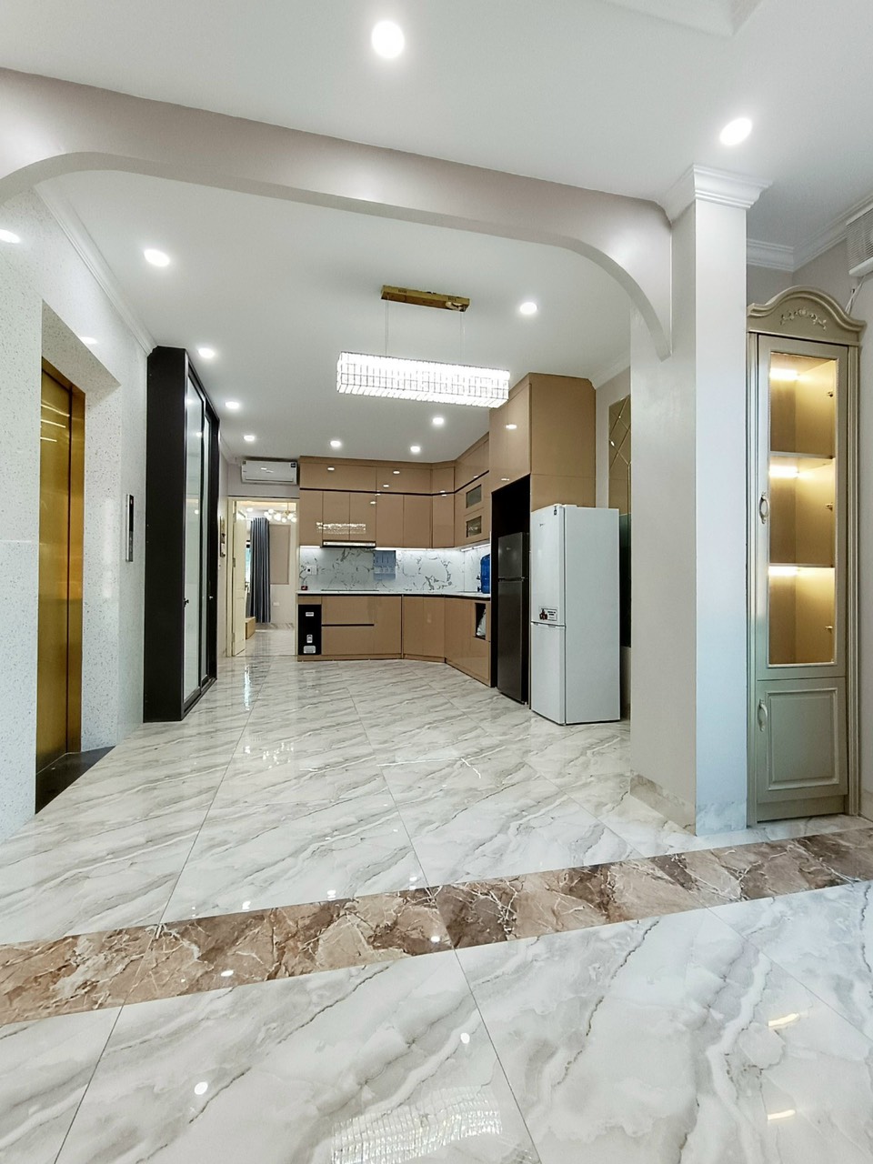 Cho thuê 3 ngủ 1 khách ngõ Thái thịnh 1. Full đồ đẹp. Ban công thoáng