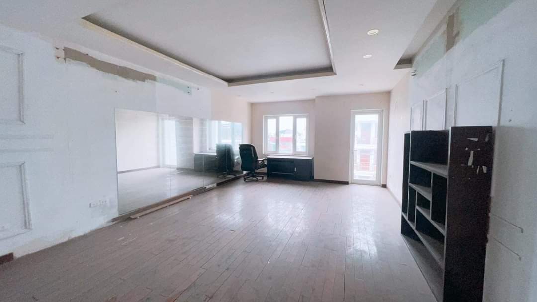 Mặt phố Hoàng Quốc Việt Cầu Giấy 62m2 - 7T nổi 1T hầm - MT 5.6m , 23.5 tỷ - vỉa hè KD Đỉnh