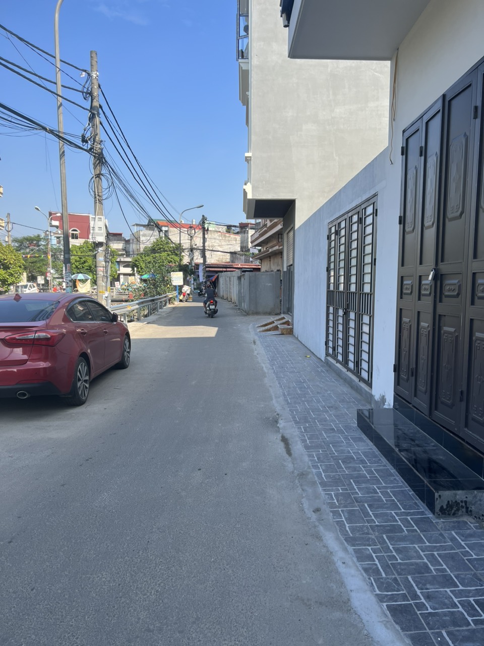 Dãy nhà xây mới sau nhà mặt đường Miếu 2 xã tiện kinh doanh, ô tô đỗ cửa ngày đêm