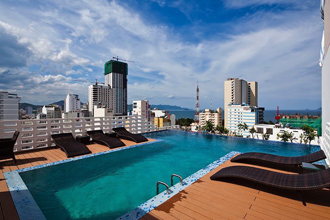 Bán gấp SALE OFF lớn khách sạn 3* 14 tầng 48 phòng view biển Trung Tâm TP. Nha Trang.