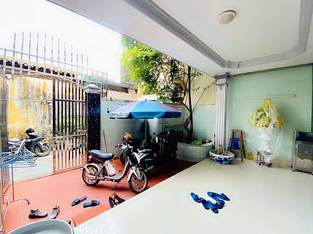 Bán nhà Lạch Tray, 90m 3.5 tầng sân cổng riêng GIÁ 4.2 tỉ ngay trung tâm