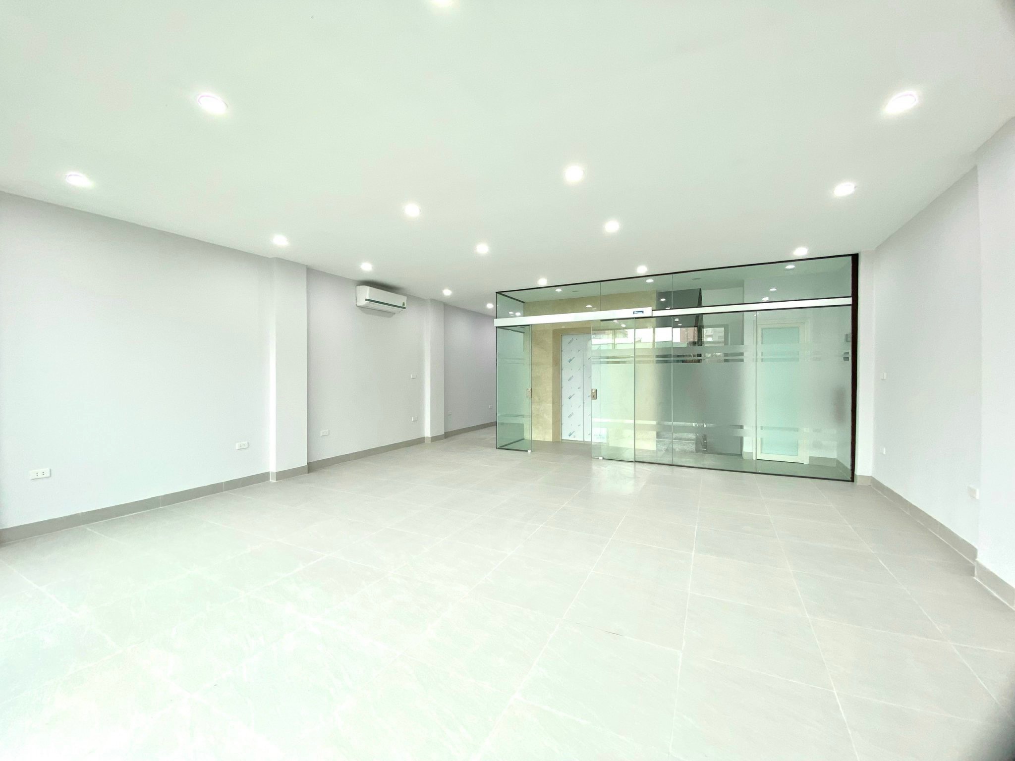 Cho thuê nhà mặt phố Ô Chợ Dừa 45m2, 7 tầng , mặt tiền 7m, vỉa hè kinh doanh đỉnh
