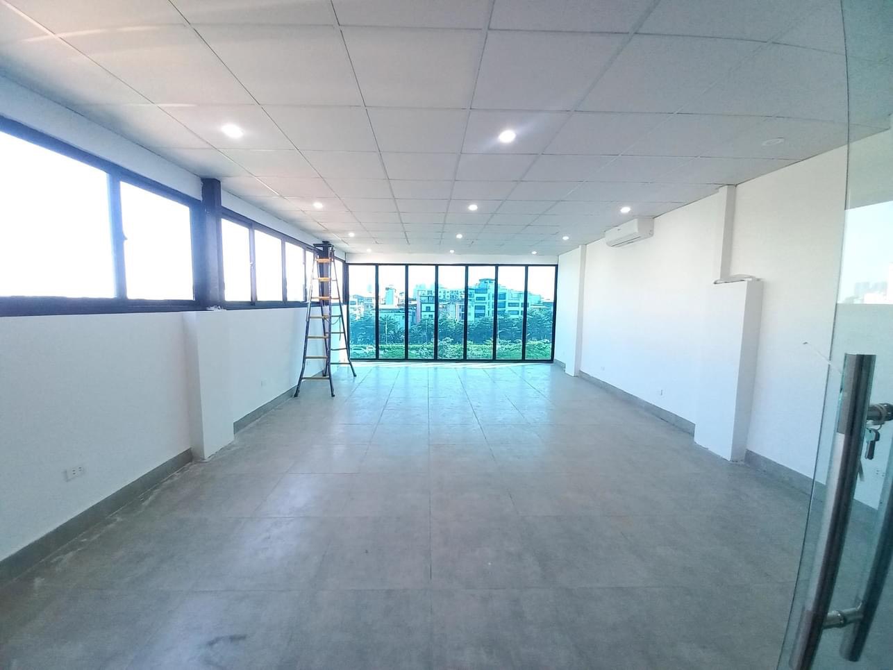 Lung linh mặt phố Nguyễn Đình Hoàn, 7 tầng thang máy, thông sàn giá siêu tốt