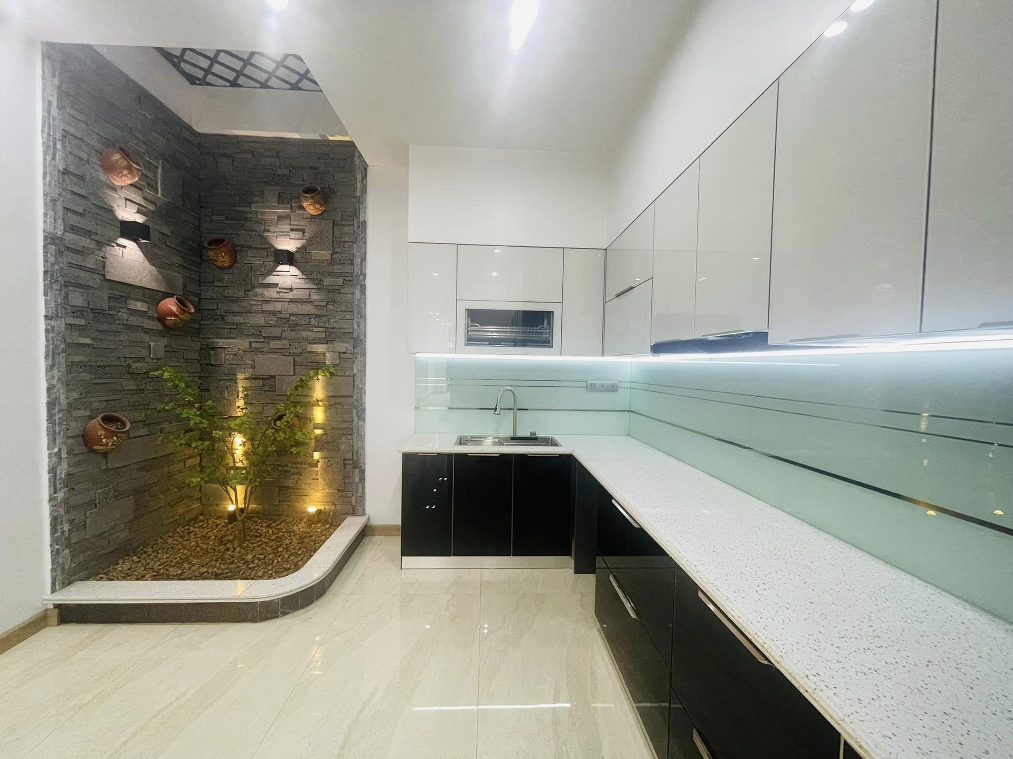 Bán nhà mới tinh mặt đường Khúc Thừa Dụ, 72m 4 tầng GIÁ 6.5 tỉ Thang Máy xịn sò