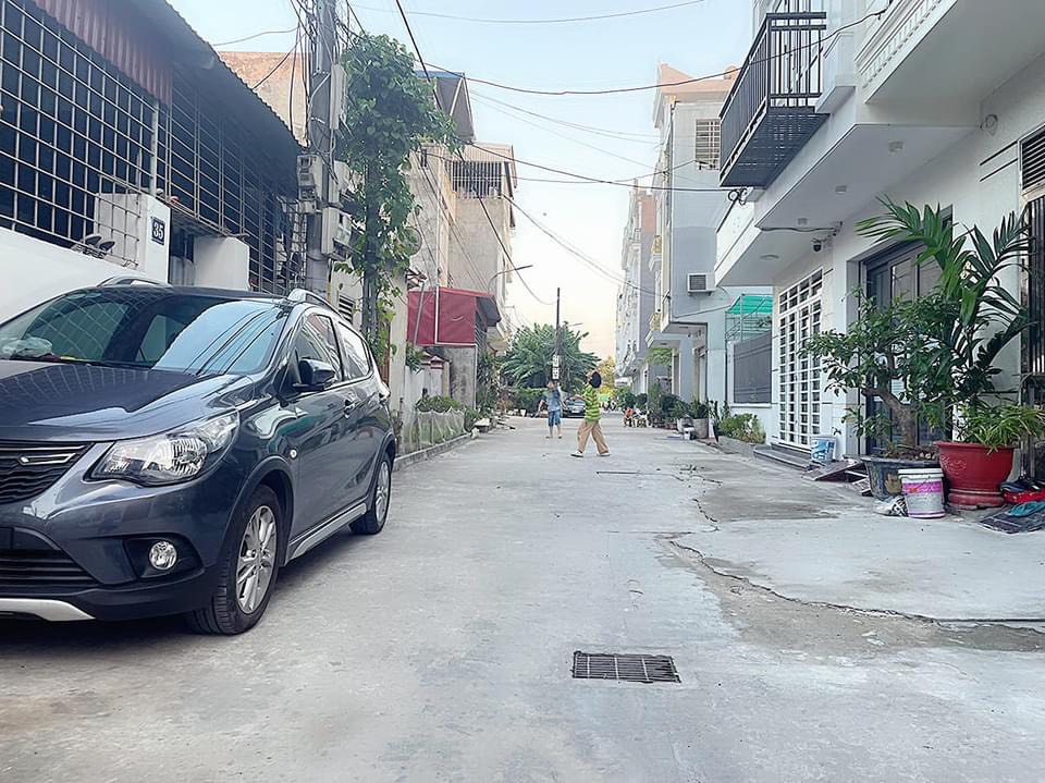 Bán nhà độc lập dân xây 48m 3 tầng GIÁ 3.3 tỉ ngõ ô.tô ở gần TĐC Sao Sáng