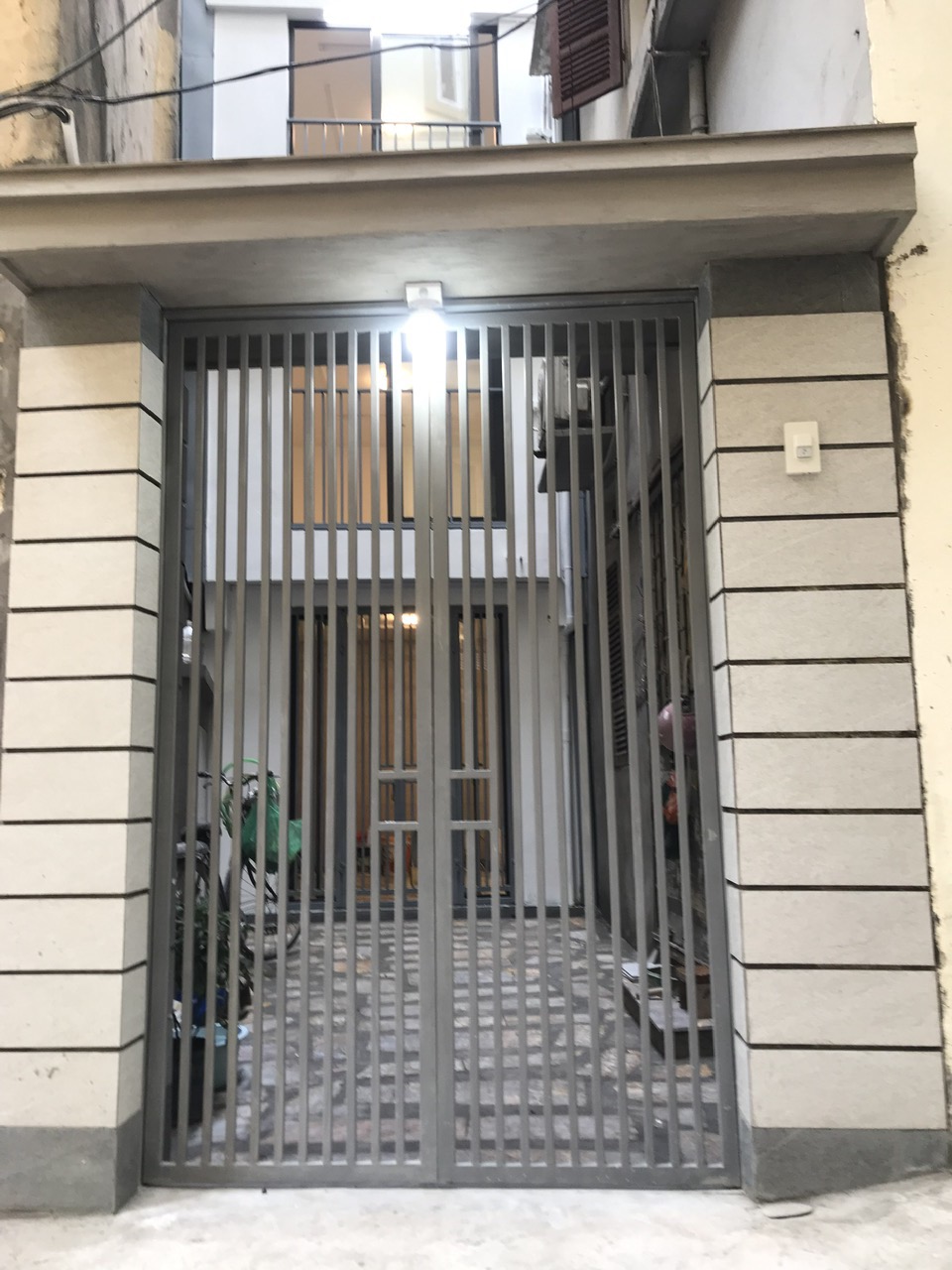 Cần bán gấp nhà số 10 ngõ 76 Yên Phụ, quận Tây hồ 5tầng,dt22,9m mt2,9m, sân 14m2 nhà mới nở hậu,