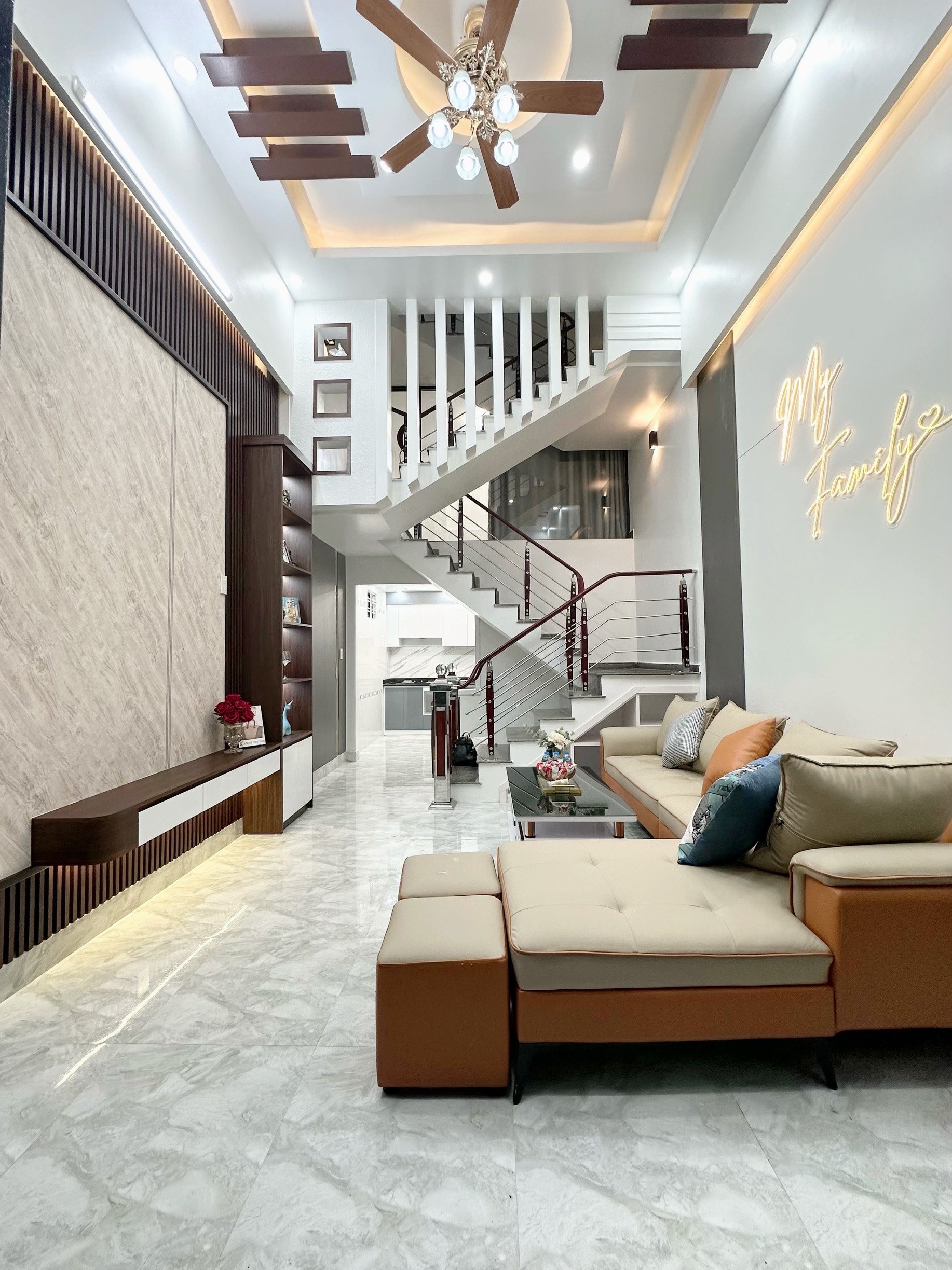 Bán nhà Chợ Hàng Cũ, 40m 3 tầng GIÁ 2.15 tỉ có sân cổng riêng, tặng nội thất