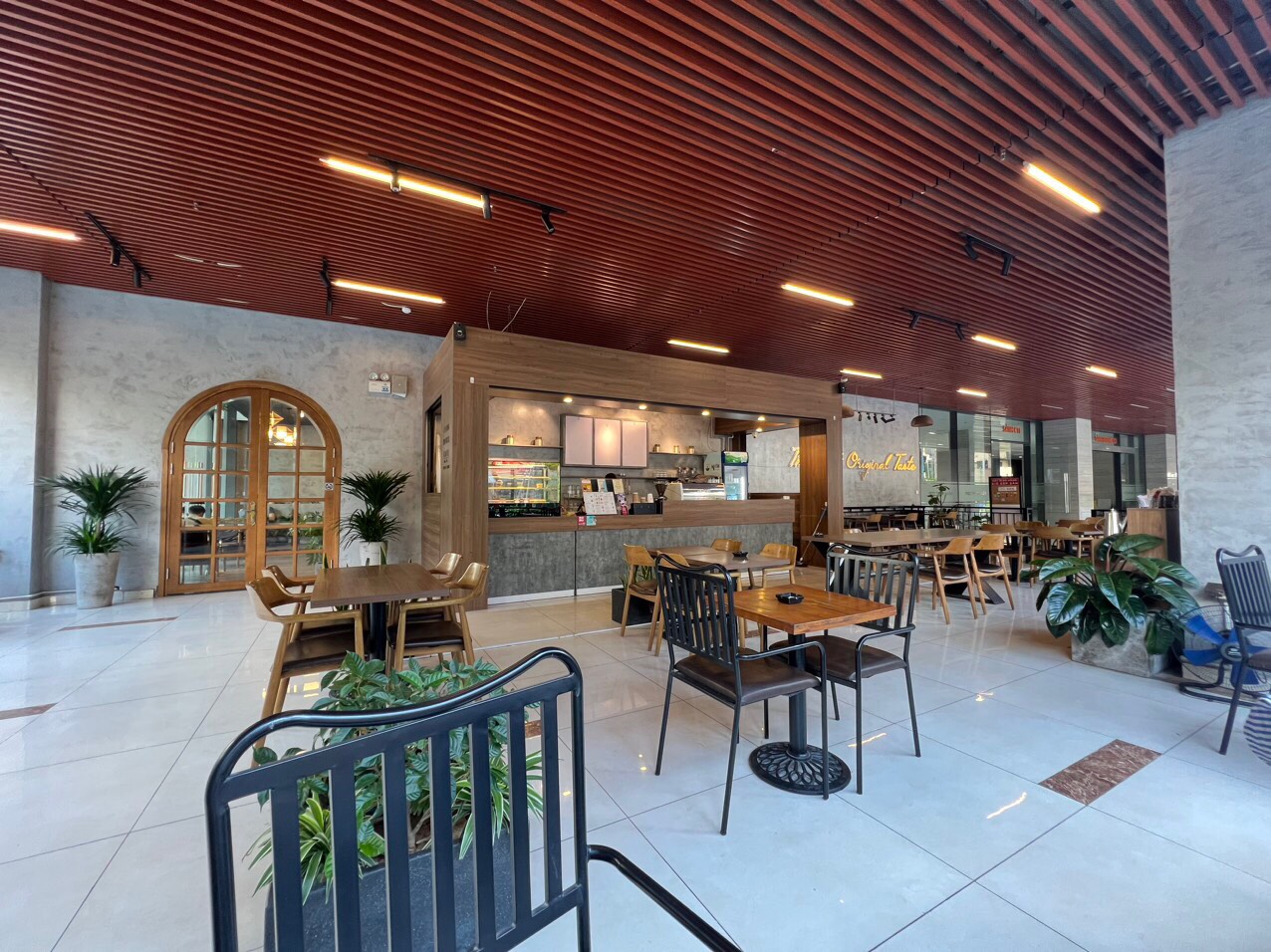 GIÁ RẺ BẤT NGỜ!! CHÂN ĐẾ CHUNG CƯ TRIỀU KHÚC, LÔ GÓC KINH DOANH ĐỈNH, 147M GIÁ NHỈNH 9 TỶ.