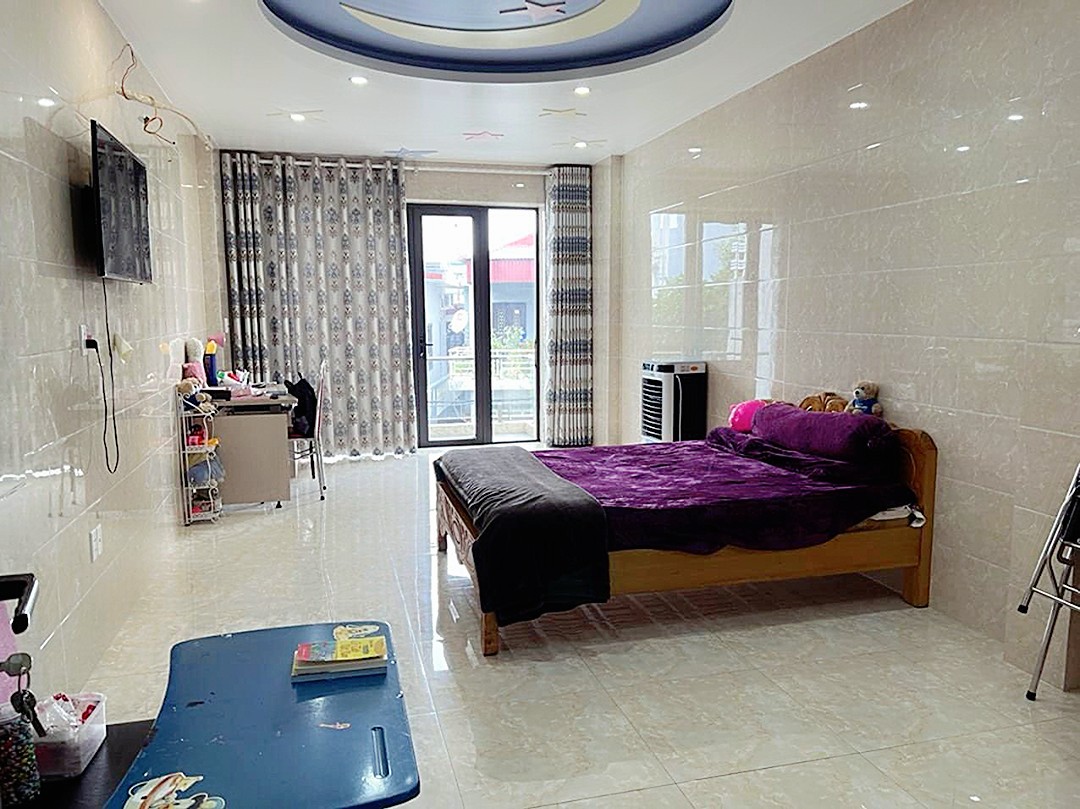 Bán nhà mặt đường Miếu Hai Xã, 105m 4 tầng GIÁ 10.2 tỉ vị trí đẹp