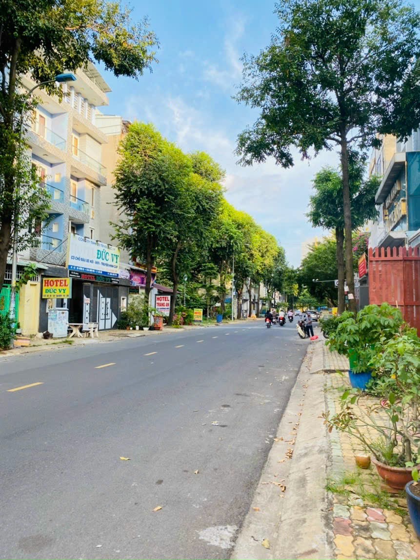 GẤP BÁN NHÀ mặt tiền đường hai làn xe D2 Tăng Nhơn Phú A ,TP Thủ Đức. Nhà siêu đẹp, Thuận tiện làm spa BÁN