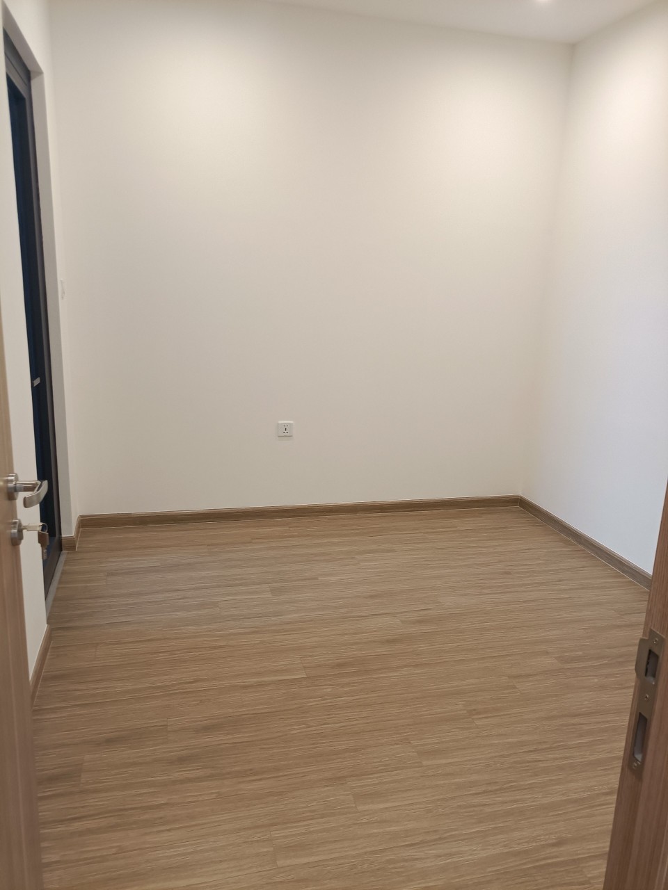 Bán căn hộ 2 phòng ngủ bên Vinhomes Smart City- View nội khu thẳng bể bơi siêu đẹp - Giá bao thuế phí