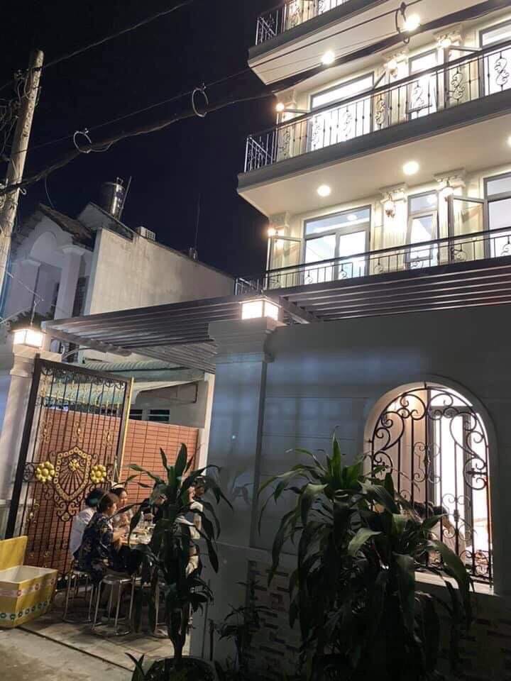 Bán CHDV 14 phòng. 1trệt 4Lầu, P. Long Thạnh Mỹ, 7m x 17m giá 9,5 tỷ