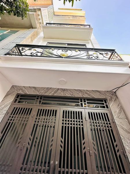 BÁN NHÀ VỊ TRÍ ĐẸP TRUNG TÂM PHỐ LĨNH NAM QUẬN HOÀNG MAI DT: 35M2 5 TẦNG MT:3.5M 3 PHÒNG NGỦ GIÁ: 3.55 TỶ .