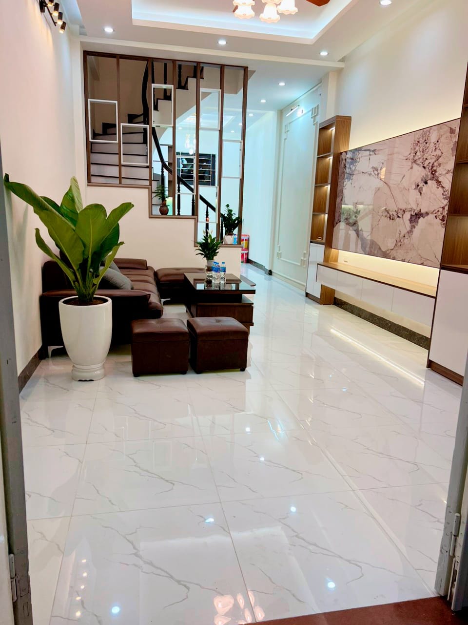 BÁN NHÀ MỚI ĐẸP 5 TẦNG QUẬN TÂY HỒ CẠNH HỒ TÂY - DT: 56.5M2 MT:4.3M 4 P NGỦ + FUN NỘI THẤT ĐẦY ĐỦ XỊN XÒ - KHÁCH VỀ Ở