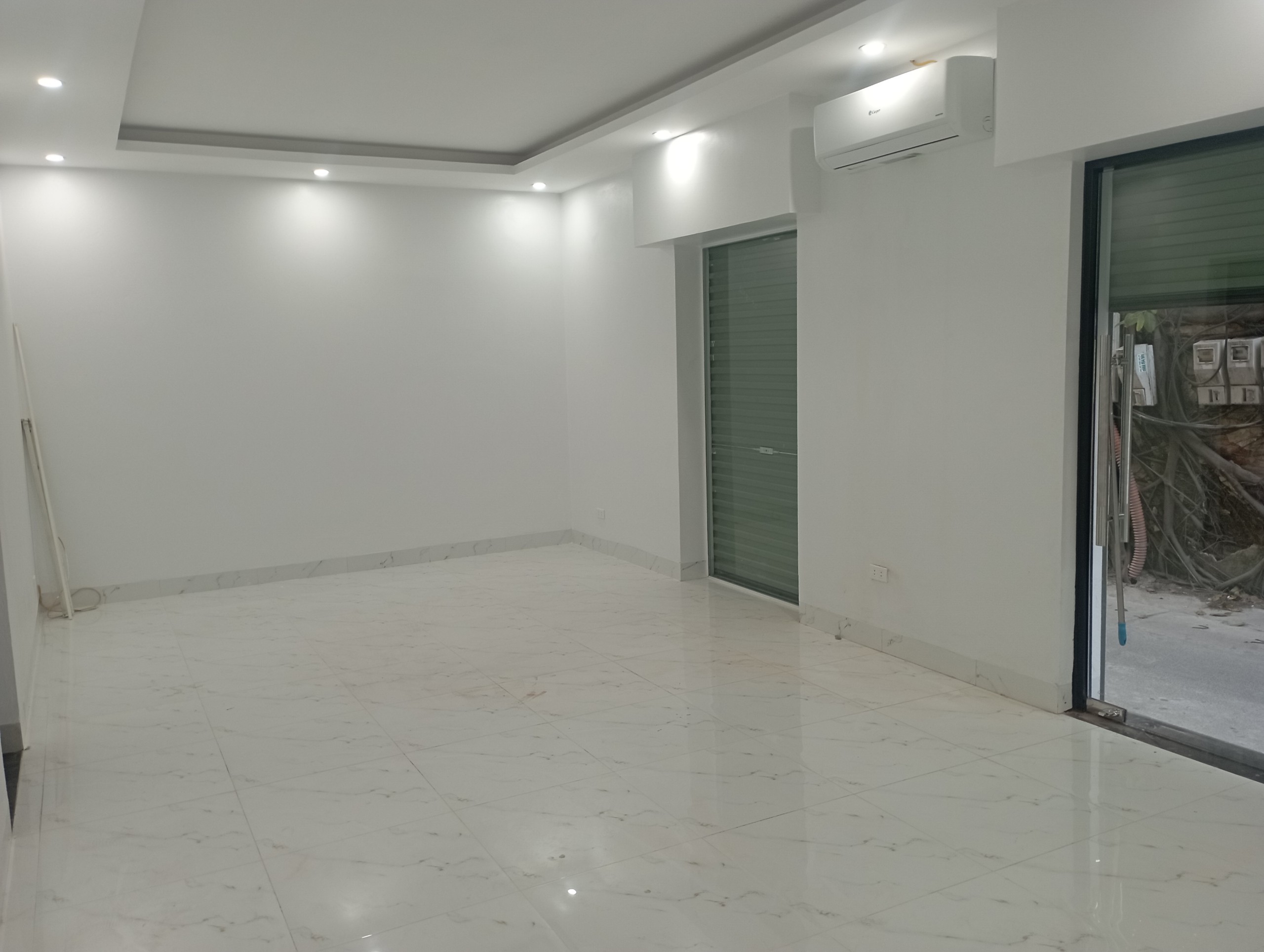 Cho thuê nhà 4 tầng tại Phố Vạn Bảo, Ba Đình. Nhà rộng mới tinh, ngõ nông ô tô đỗ cửa. Chỉ 28tr
