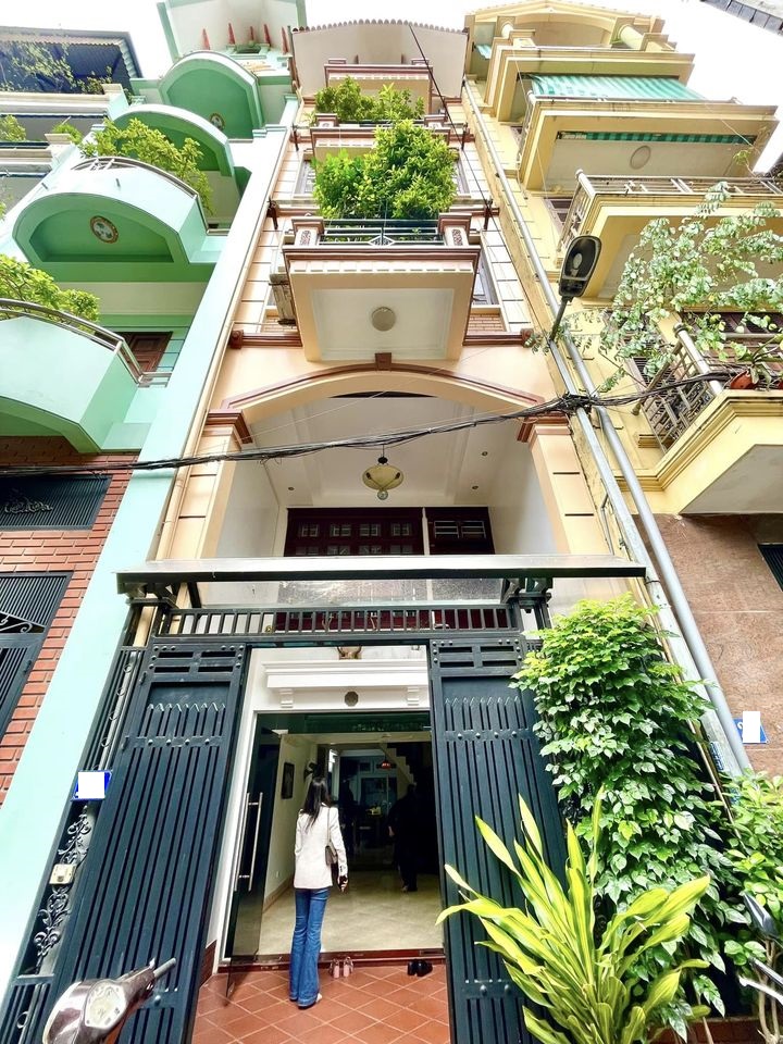 Bán nhà phố Vũ Thạnh, Đống Đa, phân lô, ô tô vào nhà, ở ngay 5 tầng 63m2 giá 16 tỷ