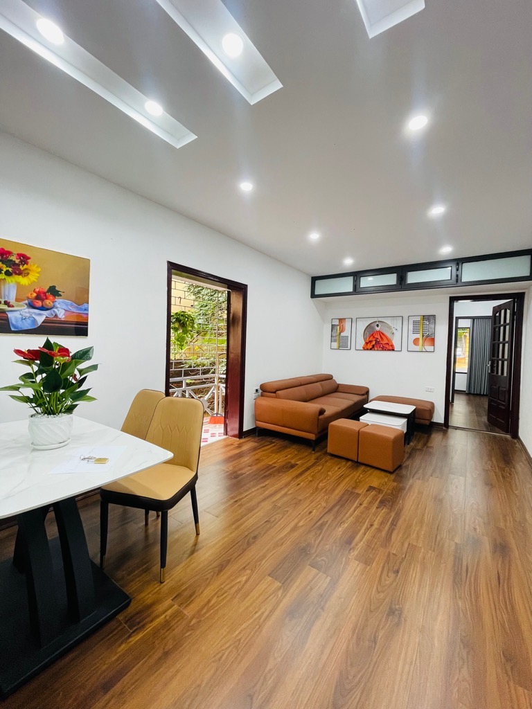 Bán nhà tập thể Minh Khai-Bạch Mai, 65m2 tầng 2 căn góc, ô tô đỗ, nội thất đẹp. Giá 1,8 tỷ