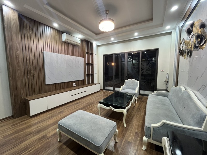 Nhà 5 tầng Đẹp Nguyễn Văn Cừ, full nội thất xịn, Gara ô tô, DT 43m2, MT 4.2m, giá 7.1 tỷ.