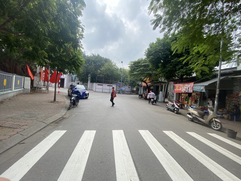 ĐẤT PHÂN LÔ CỔ LINH - VỈA HÈ - KINH DOANH - Ô TÔ TRÁNH - VIEW TRIỆU ĐÔ - GẦN TRƯỜNG - GẦN CHỢ.