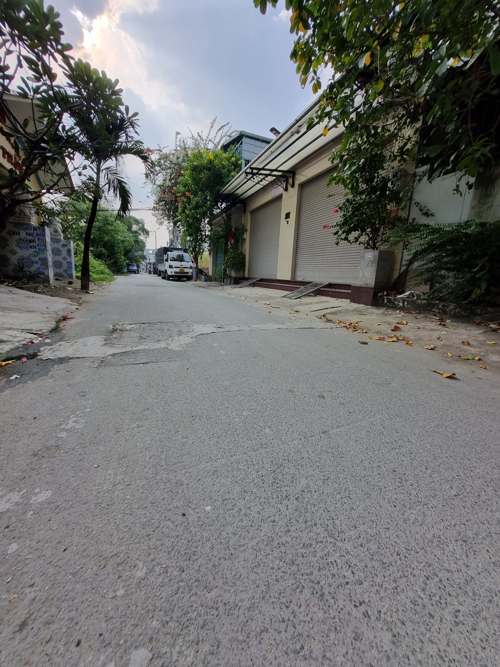 bán nhà chủ ngộp giảm gần 2 tỷ MT Thạnh Lộc 16 Quận 12 gần Ngã Tư Ga ngang 8m= 110m2