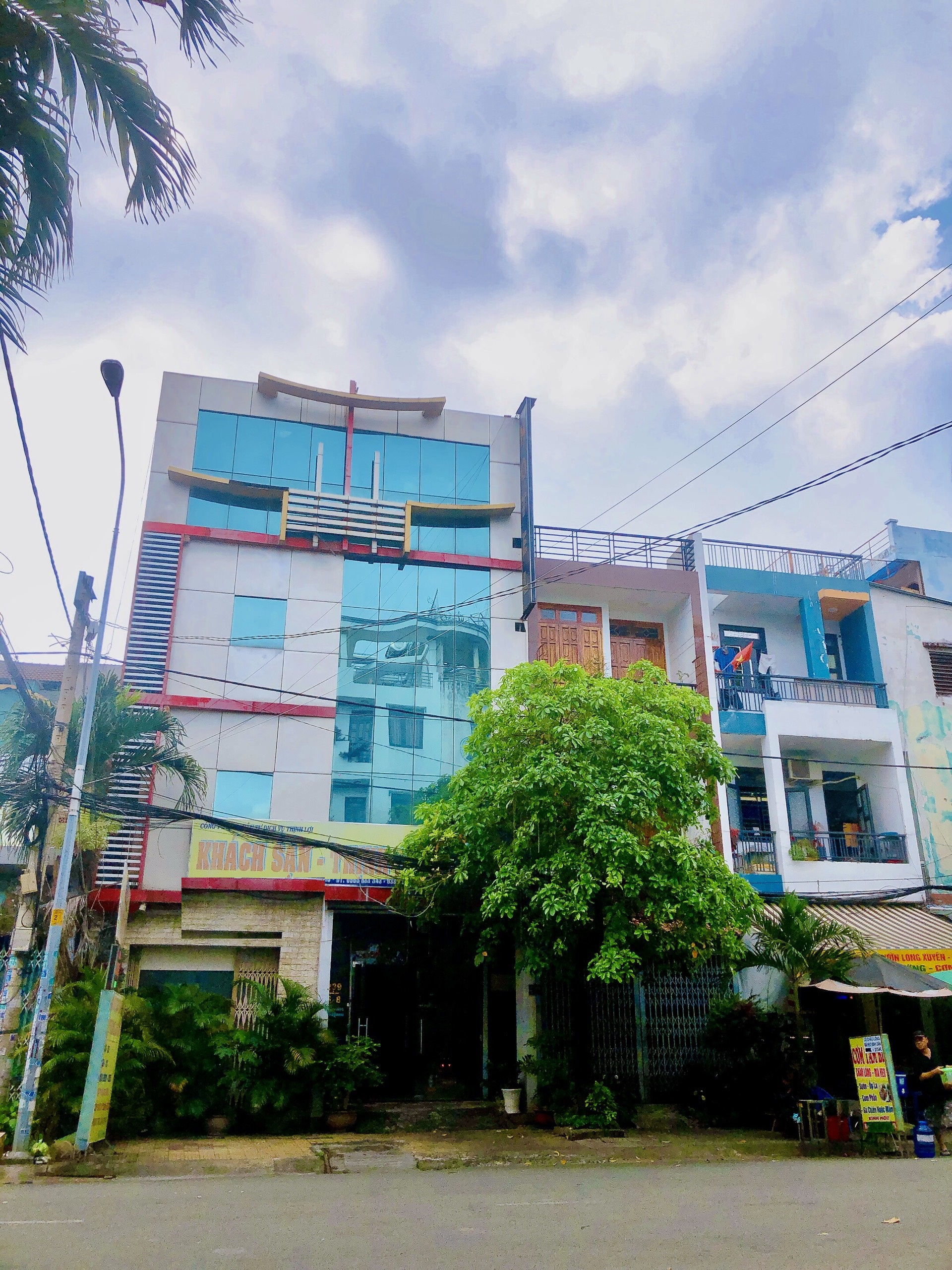 Bán khách sạn đường 20m Tân Qúy,DT:8x18m đúc 4 lầu gần Aeon Mall giá 14.9 tỷ