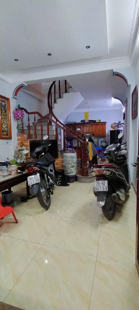 Bán nhà Lĩnh Nam, Hoàng Mai, ngõ thông, gần phố, nhà dân xây, 5 tầng 38 m2, nhỉnh 4 tỷ